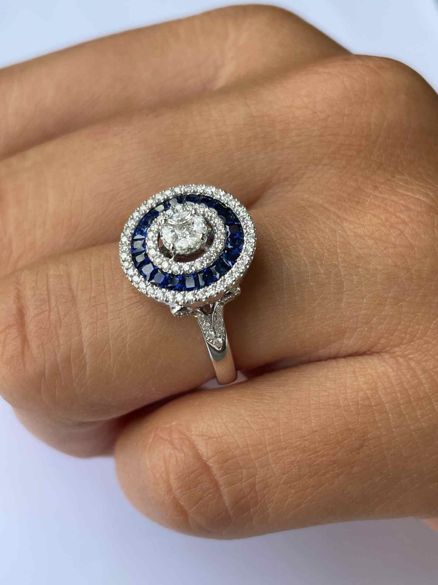 BROLY anillo forma redonda en oro blanco brillantes y zafiros - Roman Joyero