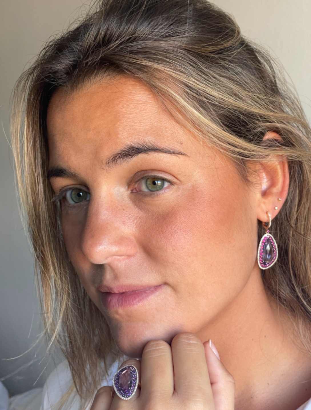 Pendientes largos de oro rosa con piedras irregulares