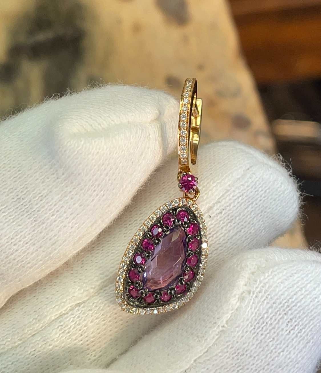 Pendientes largos de oro rosa con piedras irregulares
