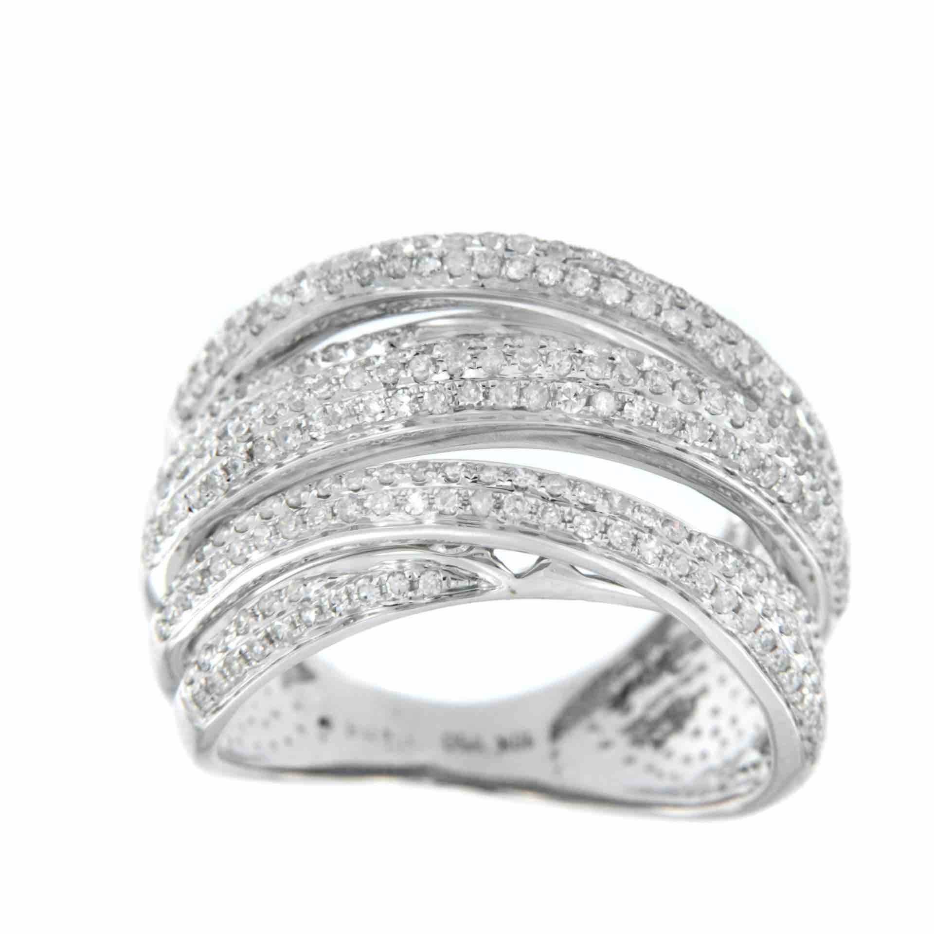 LUCCA, anillo de oro y varios aros diamantes.