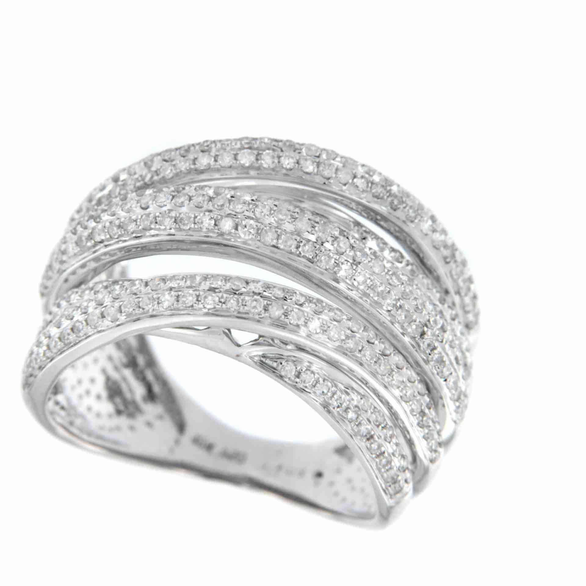 LUCCA, anillo de oro y varios aros diamantes.