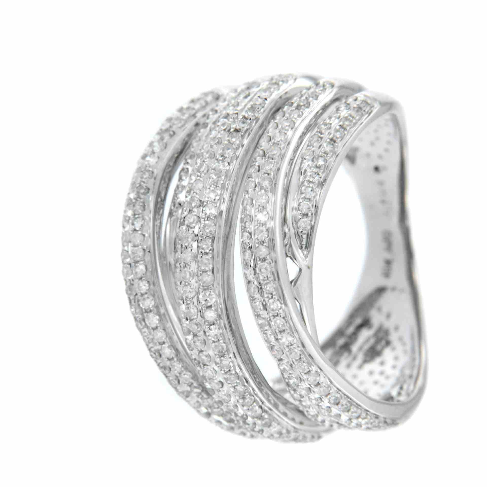 LUCCA, anillo de oro y varios aros diamantes.