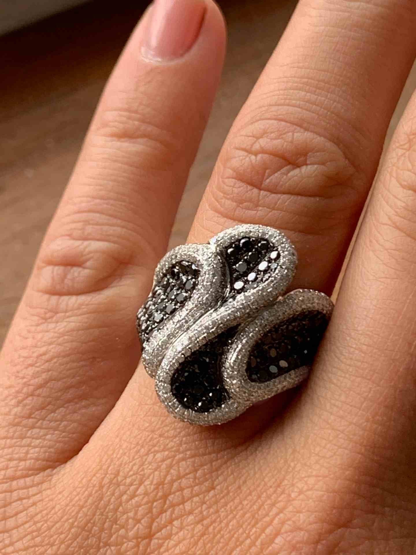BARUMINI, anillo de oro y diamantes blancos y negros - Roman Joyero