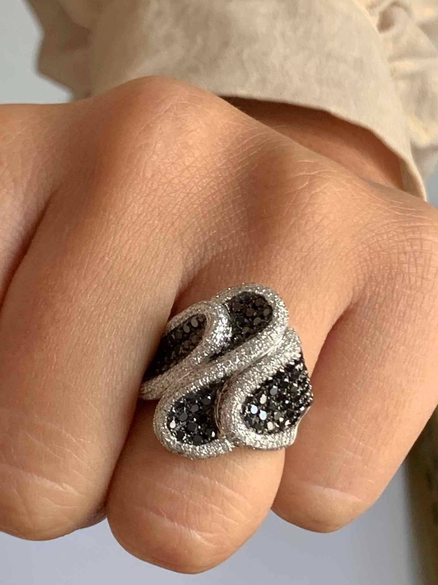 BARUMINI, anillo de oro y diamantes blancos y negros - Roman Joyero