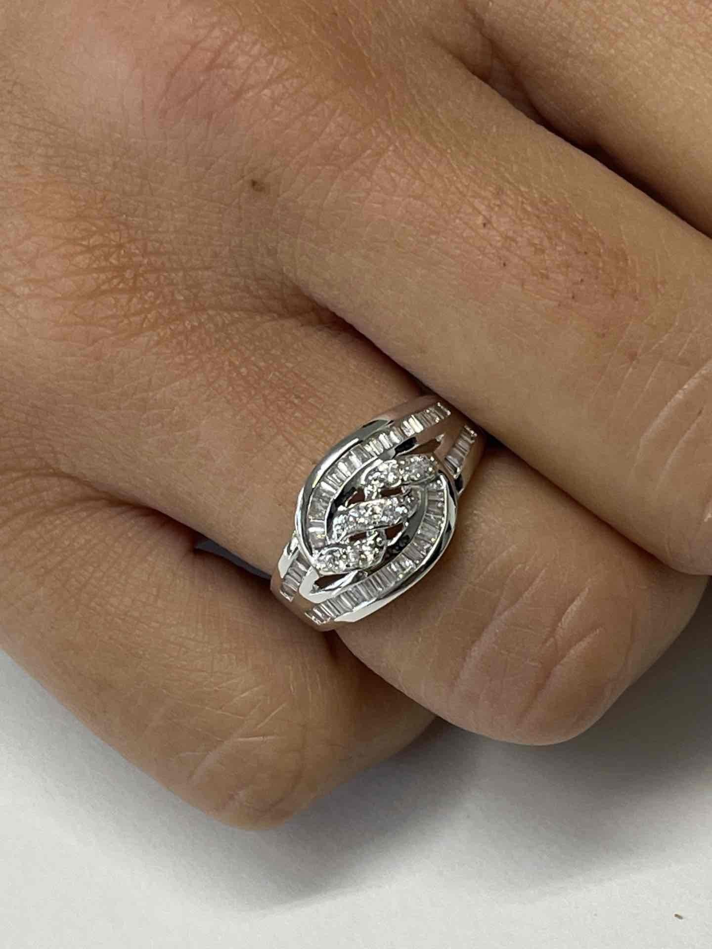 GROSETTO, anillo de oro blanco con diamantes - Roman Joyero