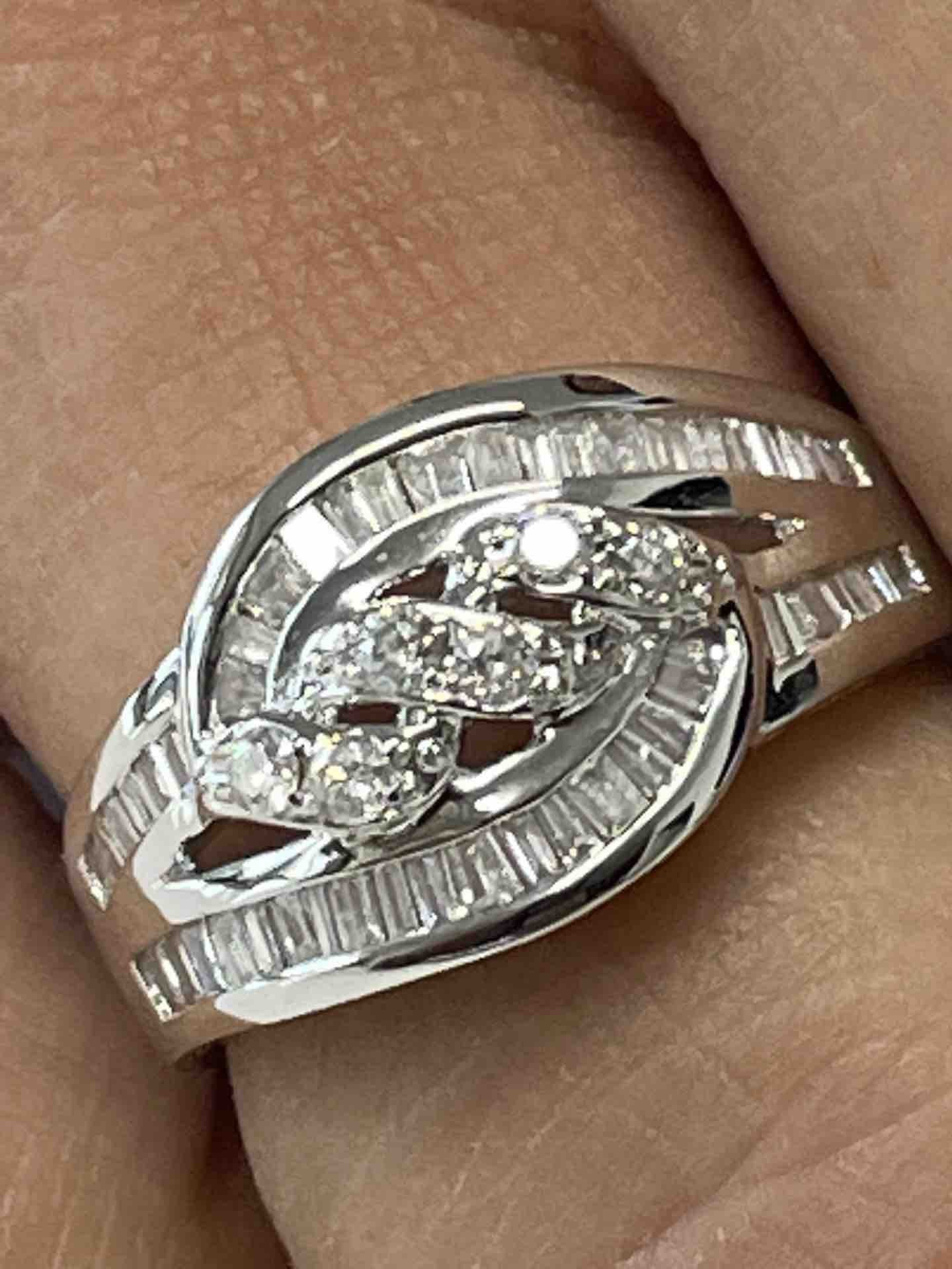 GROSETTO, anillo de oro blanco con diamantes - Roman Joyero