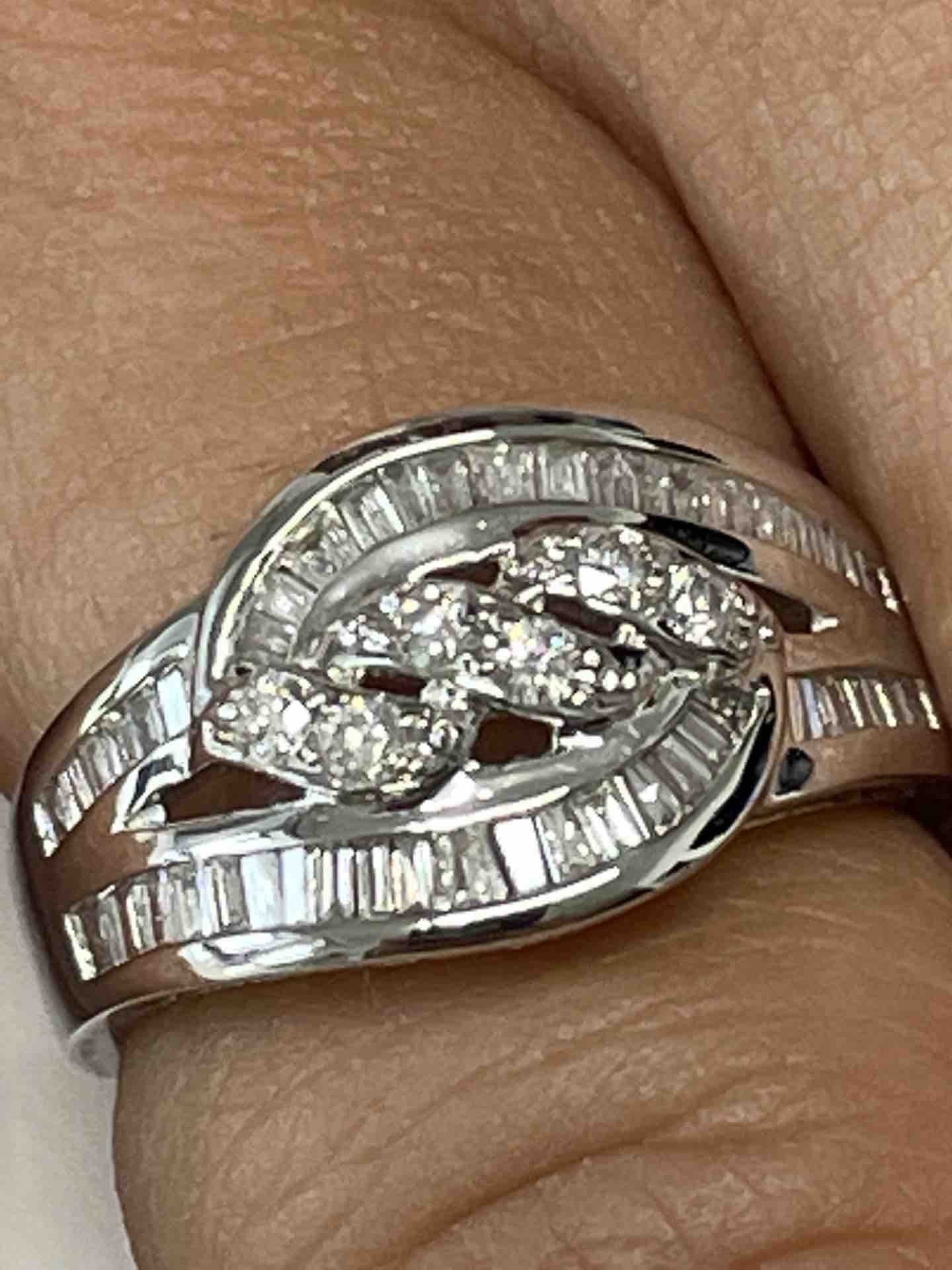 GROSETTO, anillo de oro blanco con diamantes - Roman Joyero