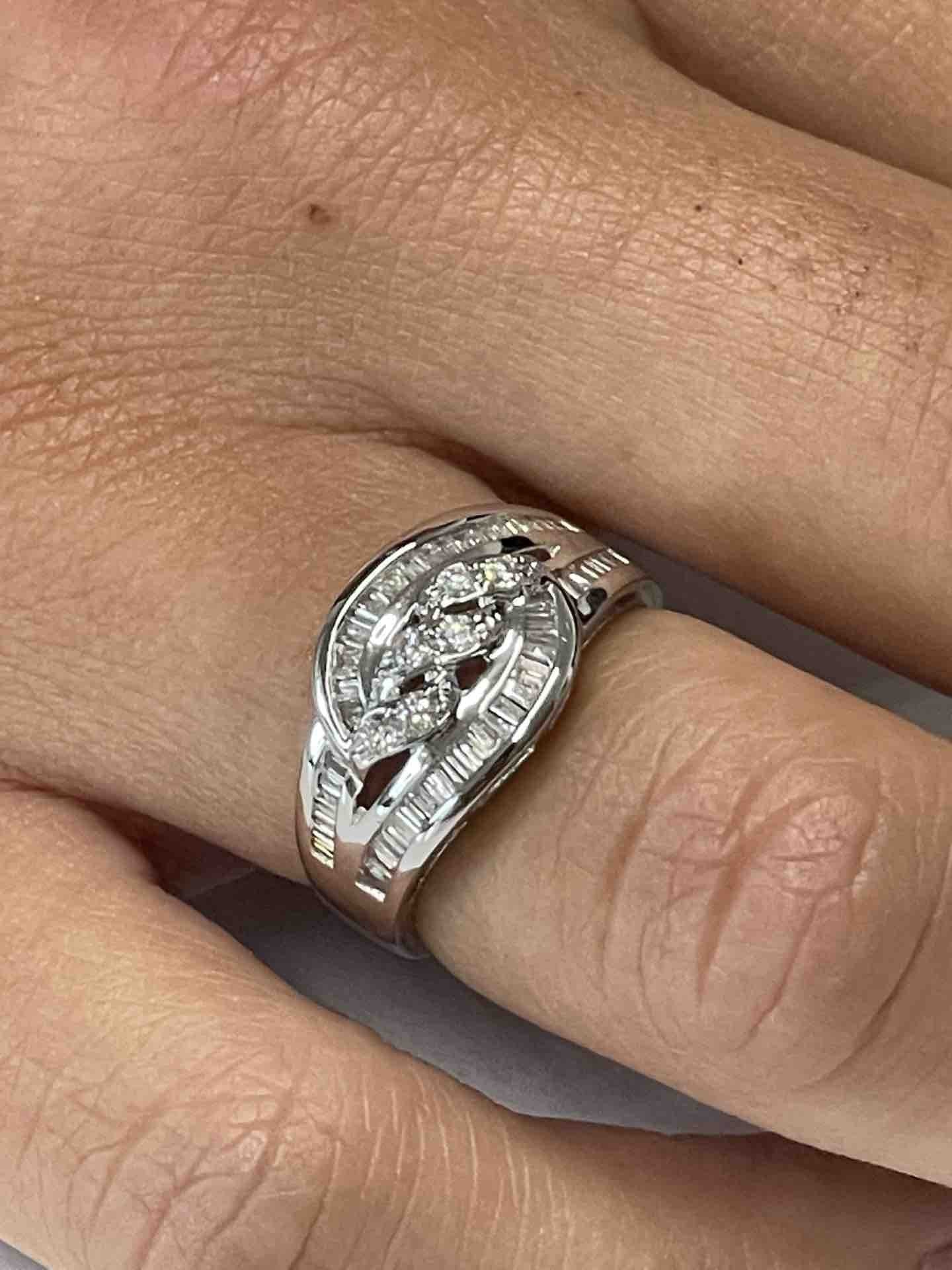 GROSETTO, anillo de oro blanco con diamantes - Roman Joyero