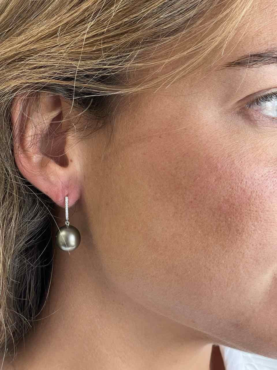 Argolla en oro de 18 kts, diamante y perla australiana negra