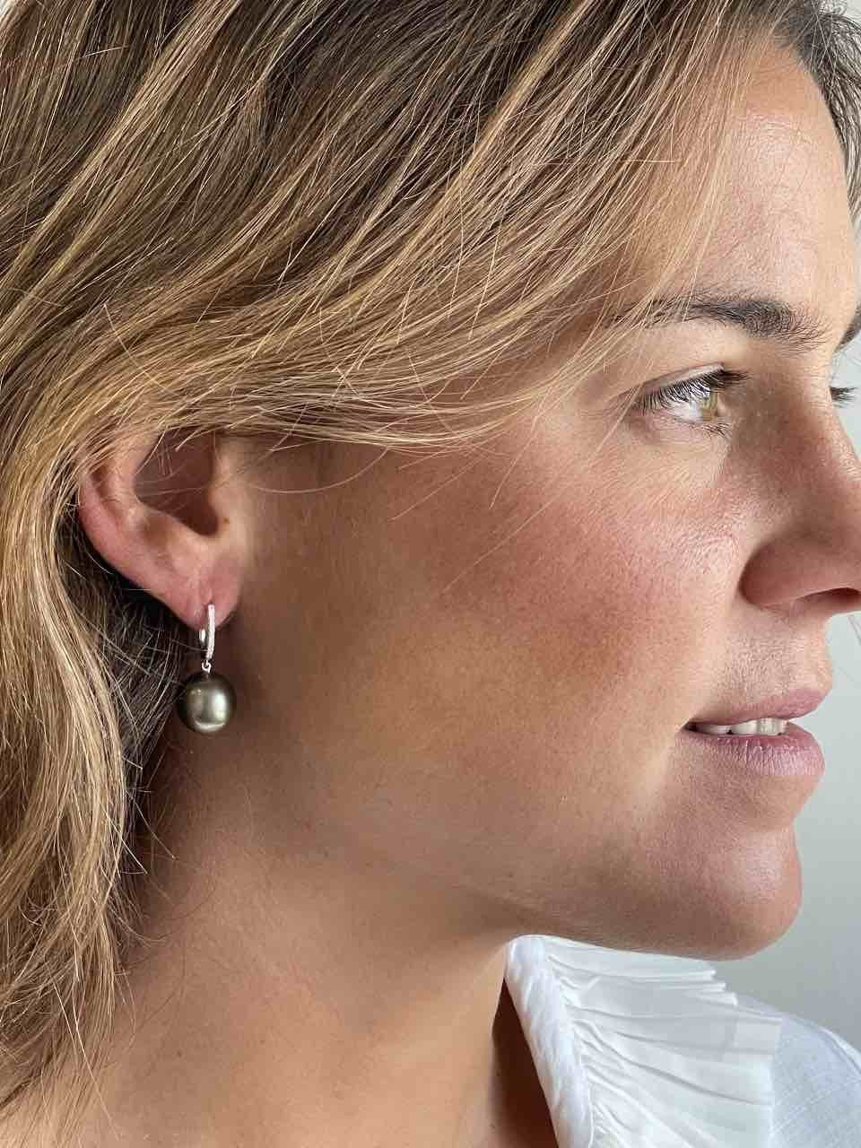 Argolla en oro de 18 kts, diamante y perla australiana negra