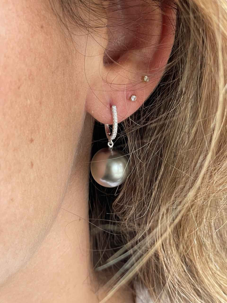 Argolla en oro de 18 kts, diamante y perla australiana negra