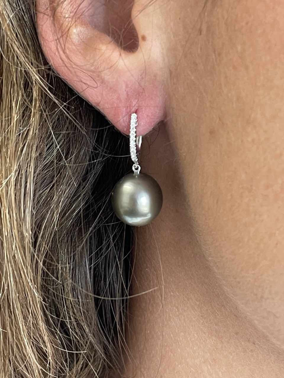 Argolla en oro de 18 kts, diamante y perla australiana negra