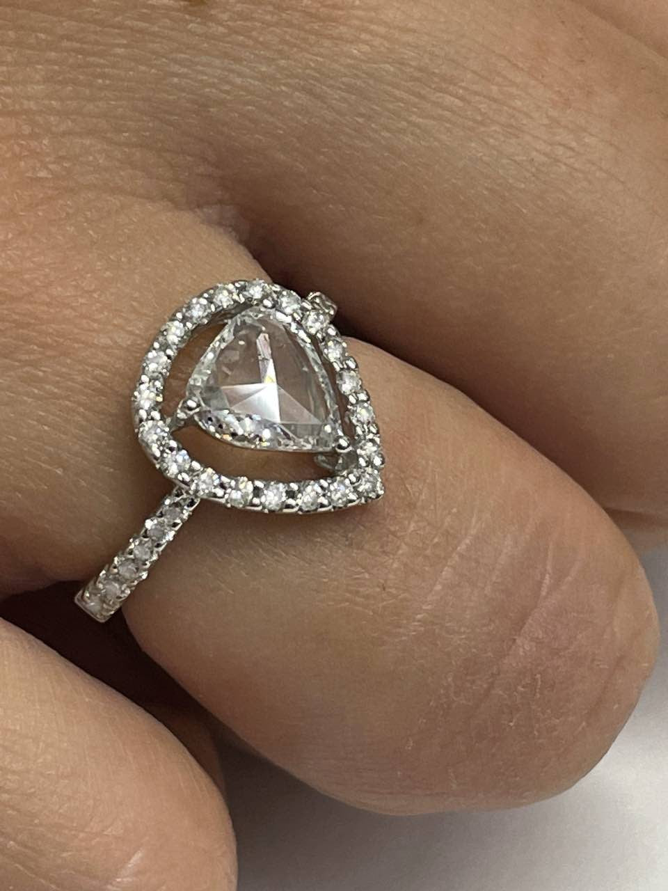 DRASTIC anillo oro blanco de 18 kilates brillante talla pera