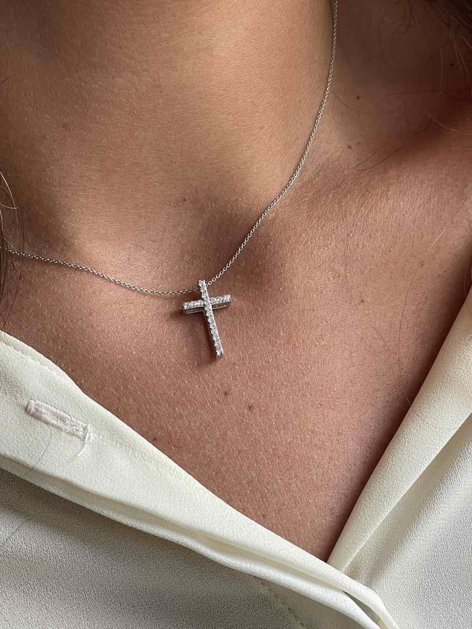 Cruz BERNA en oro blanco de 18 kilates con brillantes