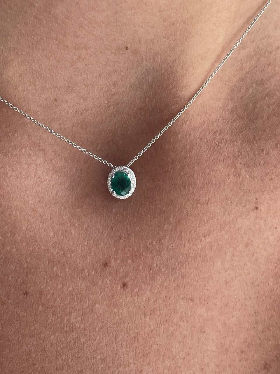 Colgante MERIN en oro blanco 18 kts brillantes y esmeralda