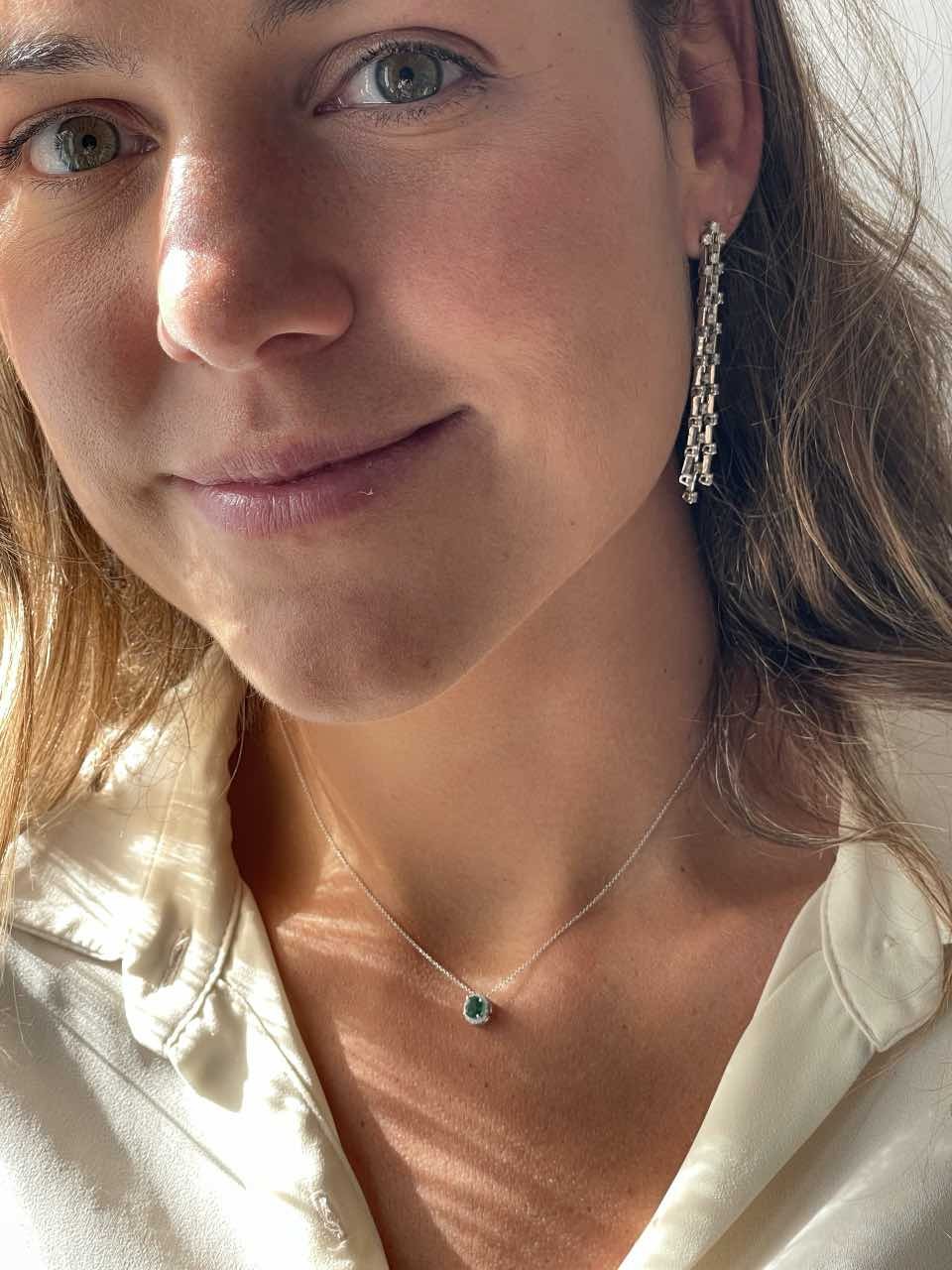 Colgante MERIN en oro blanco 18 kts brillantes y esmeralda