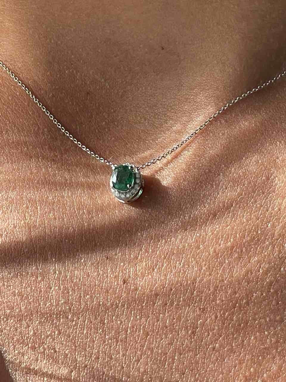 Colgante MERIN en oro blanco 18 kts brillantes y esmeralda
