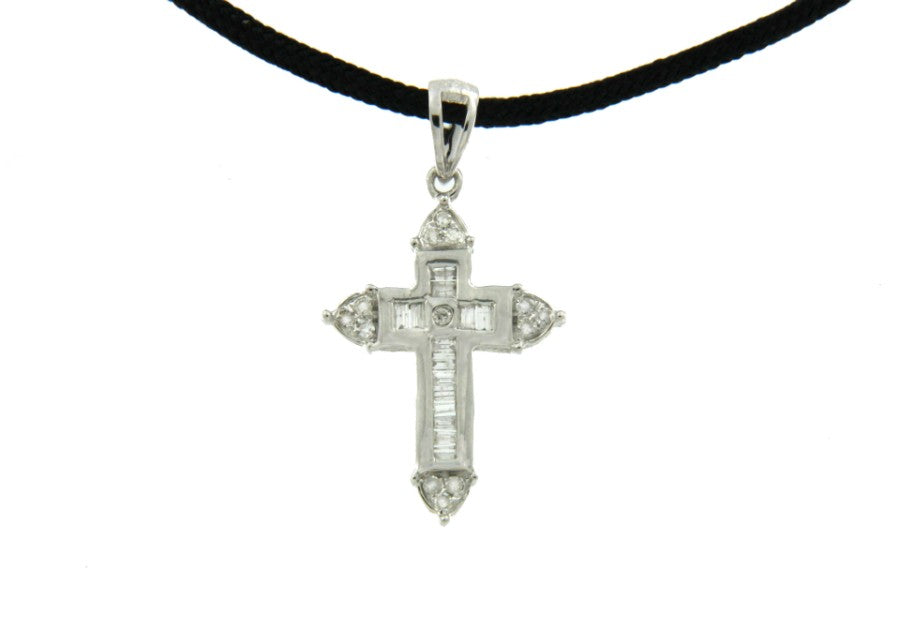 NASHI, cruz de oro blanco con baguettes - Roman Joyero