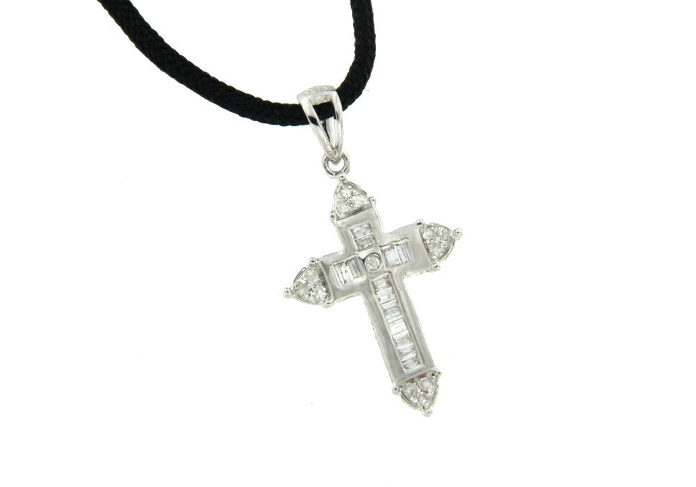NASHI, cruz de oro blanco con baguettes - Roman Joyero