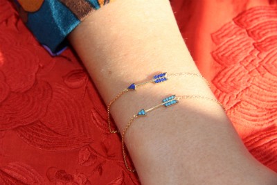 CUMPARCITA, pulsera de plata dorada con dije en lapislázuli - Roman Joyero