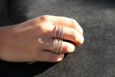 SVETLANA, anillo de plata ancho con circonitas - Roman Joyero