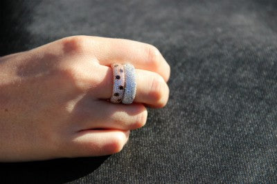 ANASTASIA, anillo de plata ancho con circonitas - Roman Joyero