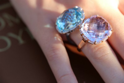 TANGO, anillo de oro rosa con diamantes y topacio azul - Roman Joyero