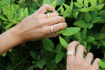 Anillo ancho de plata con circonitas - Roman Joyero