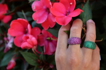 Anillo ancho de plata con circonitas verdes - Roman Joyero