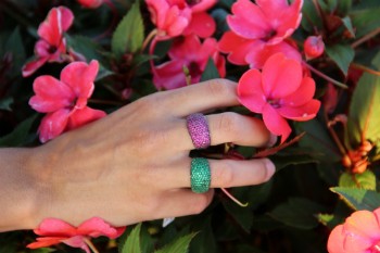 Anillo ancho de plata con circonitas verdes - Roman Joyero