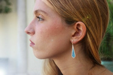 Pendiente largo de plata con baño de oro, circonitas y turquesas - Roman Joyero