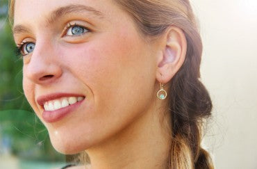 Pendientes de plata con baño de oro y pequeña piedra central - Roman Joyero