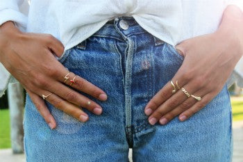 Anillo fino de plata con baño de oro y cuarzo rojo en rombo - Roman Joyero