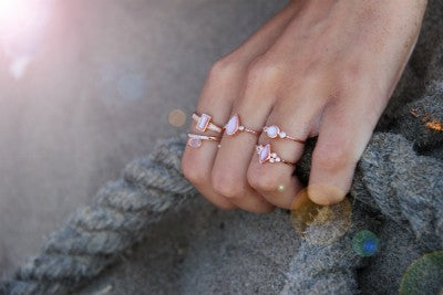 Original anillo en plata rosada con cuarzo rosa y circonitas - Roman Joyero