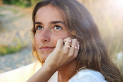 Anillo de plata rosada con madreperla en gota y circonitas - Roman Joyero