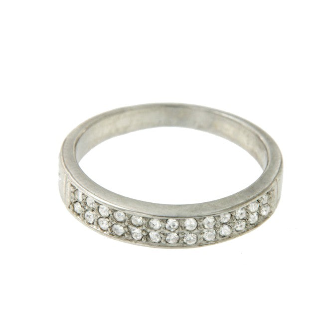 Elegante media alianza de plata chapada o rodiada y circonitas