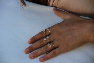 Anillo fino en plata chapada con círculo y circonita blanca - Roman Joyero