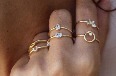 Anillo fino en plata chapada con círculo y circonita blanca - Roman Joyero
