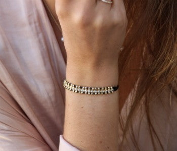 Pulsera de cuero con entre piezas de plata con baño de oro - Roman Joyero