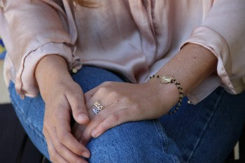 Pulsera de plata de ley con baño de oro y motivos religiosos - Roman Joyero