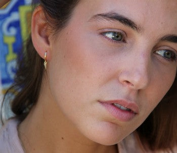 Pendiente de argolla de plata chapada pequeña y punta de flecha - Roman Joyero