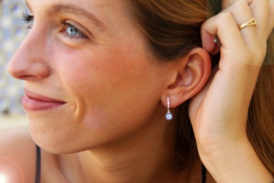 Argolla de plata con roseta de circonitas blancas y azules - Roman Joyero