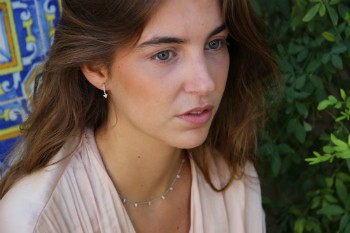 Argolla de plata de ley con circonitas y triángulo colgando - Roman Joyero