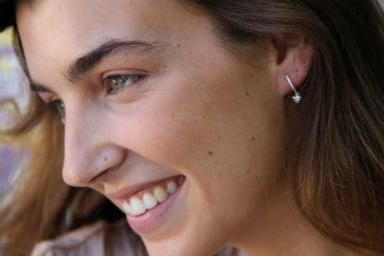 Argolla de plata de ley con circonitas y triángulo colgando - Roman Joyero