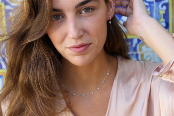 Argolla de plata de ley con circonitas y triángulo colgando - Roman Joyero