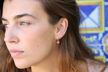 Argolla pequeña de plata chapada, circonitas y cruz de Malta - Roman Joyero