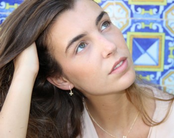 Argolla pequeña de plata chapada, circonitas y cruz de Malta - Roman Joyero