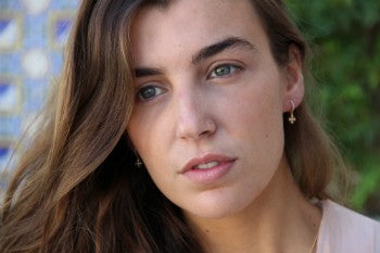 Argolla pequeña de plata chapada, circonitas y cruz de Malta - Roman Joyero