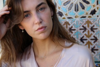 Argolla pequeña de plata chapada, circonitas y cruz de Malta - Roman Joyero