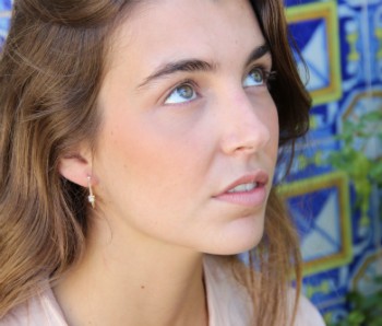 Argolla de plata con baño de oro y 3 piedras a elegir una